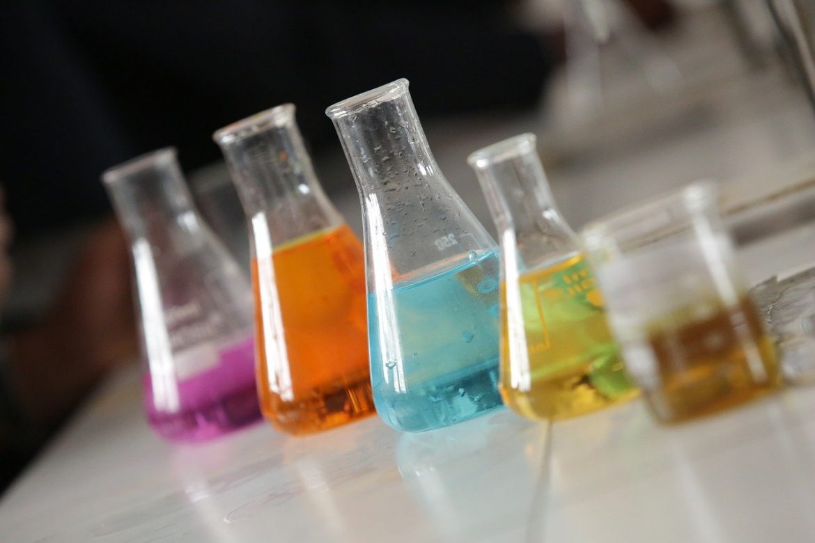 Chemistry Lab Experiment Chemist  - deepakrit / Pixabay